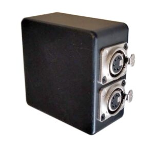 Adaptador XLR 5PM NEUTRIK a 3x XLR 5PH en caja plastica 80x80x40mm.